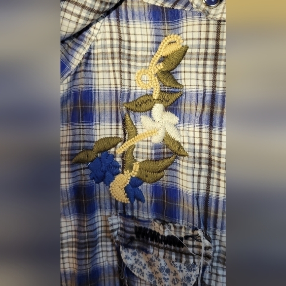 Solitaire Large distressed plaid western embroidered peal button down longsleeve - Picture 6 of 11